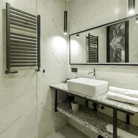 Weronika's Urban Hideaway Апартаменты *