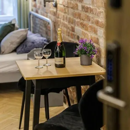 Weronika's Urban Hideaway Апартаменты *